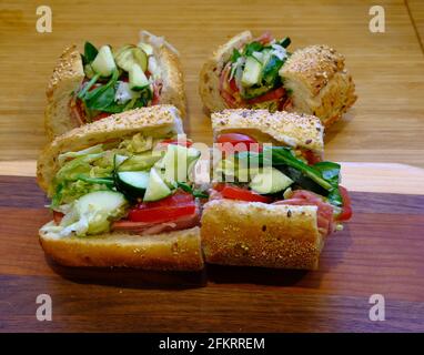 Veggies su Sub Sandwich Foto Stock