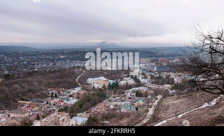 Vista della città di Pyatigorsk dall'arpa eoliana Monte Mashuk Foto Stock