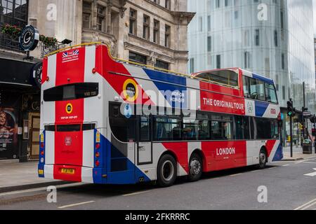 Un autobus turistico a due piani vuoto presso il Centro Svizzero che attende i clienti per un tour delle attrazioni di Londra. Foto Stock