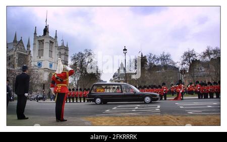 La processione funeraria della Regina Madre lascia l'Abbazia di Westminster Sulla strada per il castello di Winsor.pic David Sandison 9/4/2002 Foto Stock