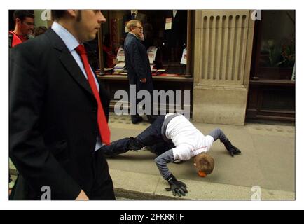 Myles Anderson rotolò un miglio arancione attraverso la città Di Londra in 1 ora e 14 minuti in un Tentativo di entrare nel libro di Guiness dei record che era Raccolta anche di denaro per Action Aid.pic David Sandison 22/3/2002 Foto Stock