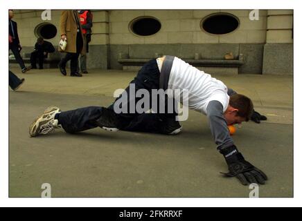 Myles Anderson rotolò un miglio arancione attraverso la città Di Londra in 1 ora e 14 minuti in un Tentativo di entrare nel libro di Guiness dei record che era Raccolta anche di denaro per Action Aid.pic David Sandison 22/3/2002 Foto Stock