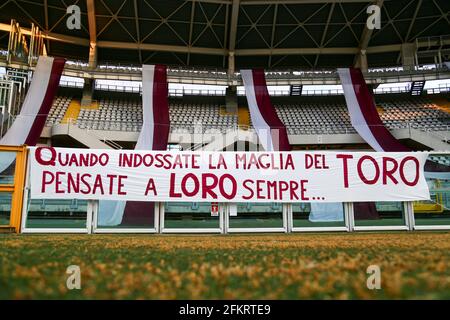 I tifosi del Torino FC commemorano la "tragedia della Superga" con un banner Durante la Serie UNA partita di calcio tra il Torino FC e. Parma Calcio 1913 al Gr. Olimpico Foto Stock
