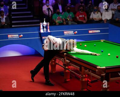 Lo Shaun Murphy dell'Inghilterra gioca un colpo durante il giorno 17 dei Campionati Mondiali di Snooker di Betfred 2021 al Crucible, Sheffield. Data immagine: Lunedì 3 maggio 2021. Foto Stock