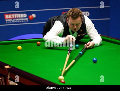 Lo Shaun Murphy dell'Inghilterra gioca un colpo durante il giorno 17 dei Campionati Mondiali di Snooker di Betfred 2021 al Crucible, Sheffield. Data immagine: Lunedì 3 maggio 2021. Foto Stock