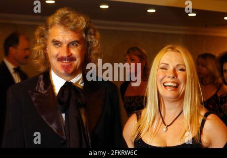 Il comico Billy Connolly con la moglie e la romanziera Pamela Stephenson arriva a Londra questa sera al British Book Awards. Miss Stephenson è stata nominata per una categoria.5 Marzo 2002 foto Andy Paradise Foto Stock