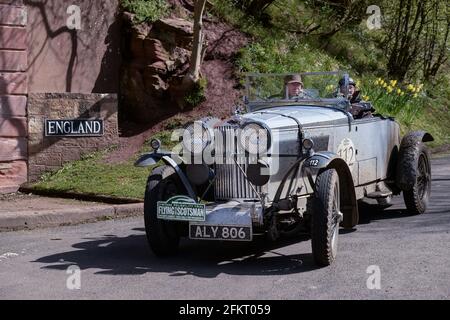 Un Talbot grigio 105, 2969 cc S6 OHV Car costruita nel 1933 Reg ALY 806 circa per attraversare il Union Chain Bridge Foto Stock