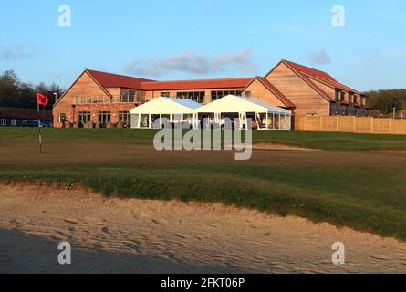 Heacham Manor Hotel, campo da golf, Club House, terrazza, sabbia pericolo, Bunker, padiglione, 18th green, Norfolk, Inghilterra, Regno Unito Foto Stock