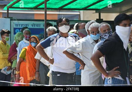 Beawar, India. 03 maggio 2021. La popolazione indiana si trova in lunghe code al di fuori della state Bank of India per il pagamento della pensione il primo giorno lavorativo di maggio durante il blocco imposto dal governo per frenare l'aumento dei casi di coronavirus a Beawar. (Foto di Sumit Saraswat/Pacific Press) Credit: Pacific Press Media Production Corp./Alamy Live News Foto Stock