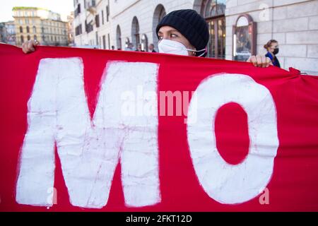 Roma, Italia. 03 maggio 2021. Un gruppo di attori e attrici ha organizzato un flashmob davanti all'ingresso del teatro per protestare contro la situazione del teatro in Italia. Il Teatro Argentina, uno dei più importanti teatri di Roma, riaperto, con tutti i controlli e le restrizioni dovute alla pandemia del Covid-19. (Foto di Matteo Nardone/Pacific Press) Credit: Pacific Press Media Production Corp./Alamy Live News Foto Stock