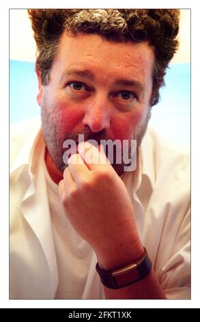 Philippe Starck... Designer nel suo ufficio a Parigi.pic David Sandison 27/3/2001 Foto Stock