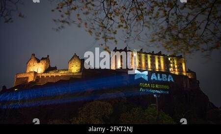 **SOTTOPOSTO A EMBARGO FINO ALLE ORE 12 MARTEDÌ 4 MAGGIO 2021** EDIMBURGO, SCOZIA, REGNO UNITO. 4 maggio 2021. NELLA FOTO: Un enorme logo Alba Party con le parole 'ALBA STA CRESCENDO PER L'INDIPENDENZA' proiettato sul lato del Castello di Edimburgo. PIC Credit: Colin Fisher/Alamy Live News Foto Stock