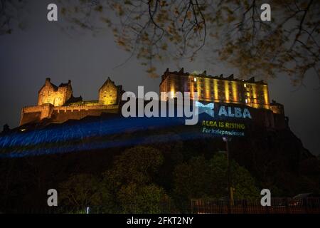 **SOTTOPOSTO A EMBARGO FINO ALLE ORE 12 MARTEDÌ 4 MAGGIO 2021** EDIMBURGO, SCOZIA, REGNO UNITO. 4 maggio 2021. NELLA FOTO: Un enorme logo Alba Party con le parole 'ALBA STA CRESCENDO PER L'INDIPENDENZA' proiettato sul lato del Castello di Edimburgo. PIC Credit: Colin Fisher/Alamy Live News Foto Stock