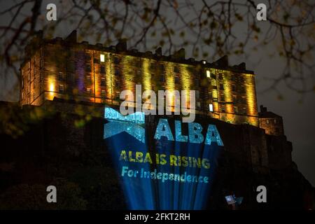 **SOTTOPOSTO A EMBARGO FINO ALLE ORE 12 MARTEDÌ 4 MAGGIO 2021** EDIMBURGO, SCOZIA, REGNO UNITO. 4 maggio 2021. NELLA FOTO: Un enorme logo Alba Party con le parole 'ALBA STA CRESCENDO PER L'INDIPENDENZA' proiettato sul lato del Castello di Edimburgo. PIC Credit: Colin Fisher/Alamy Live News Foto Stock