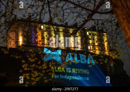 **SOTTOPOSTO A EMBARGO FINO ALLE ORE 12 MARTEDÌ 4 MAGGIO 2021** EDIMBURGO, SCOZIA, REGNO UNITO. 4 maggio 2021. NELLA FOTO: Un enorme logo Alba Party con le parole 'ALBA STA CRESCENDO PER L'INDIPENDENZA' proiettato sul lato del Castello di Edimburgo. PIC Credit: Colin Fisher/Alamy Live News Foto Stock