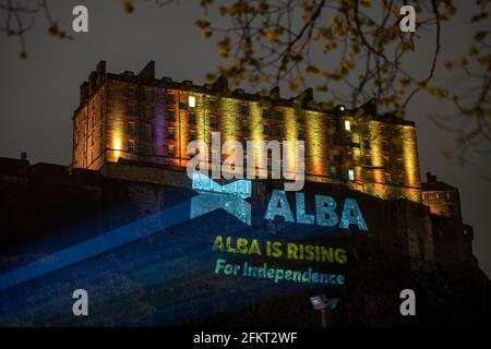 **SOTTOPOSTO A EMBARGO FINO ALLE ORE 12 MARTEDÌ 4 MAGGIO 2021** EDIMBURGO, SCOZIA, REGNO UNITO. 4 maggio 2021. NELLA FOTO: Un enorme logo Alba Party con le parole 'ALBA STA CRESCENDO PER L'INDIPENDENZA' proiettato sul lato del Castello di Edimburgo. PIC Credit: Colin Fisher/Alamy Live News Foto Stock