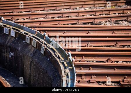 28 aprile 2021, Meclemburgo-Pomerania occidentale, Passerella: Nel Railroad Experience Centre è possibile visitare il centro storico per i viaggi dal giradischi alla locomotiva. Il museo è stato chiuso per mesi a causa di misure di protezione Corona. I visitatori potrebbero ammirare la tecnologia ferroviaria con numerose locomotive a vapore e diesel su un terreno di 40,000 metri quadrati, tra cui la storica locomotiva del 1896. La locomotiva celebra un anniversario speciale nel 2021: Avrà 125 anni. Se e in quale forma può essere celebrata dipende dall'ulteriore sviluppo della pandemia. Foto Stock