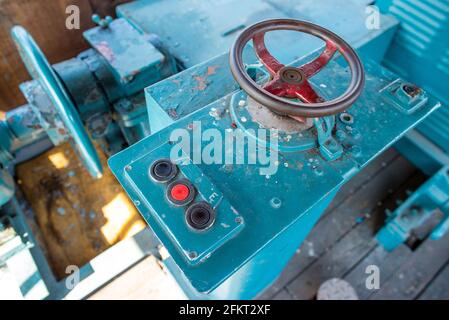 28 aprile 2021, Meclemburgo-Pomerania occidentale, Passerella: Il banco di controllo dello storico giradischi di fronte alla locomotiva nel Railroad Experience Centre. Il museo è stato chiuso per mesi a causa di misure di protezione Corona. Sul sito di 40,000 metri quadrati con la storica locomotiva del 1896, i visitatori possono ammirare la tecnologia ferroviaria con numerose locomotive a vapore e diesel. La locomotiva celebra un anniversario speciale nel 2021: Avrà 125 anni. Se e in quale forma può essere celebrata dipende dall'ulteriore sviluppo della pandemia. Con o Foto Stock