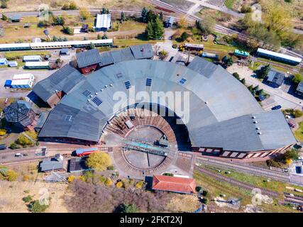28 aprile 2021, Meclemburgo-Pomerania occidentale, Passerella: Storico giradischi di fronte al deposito locomotivo nel centro di esperienza ferroviaria. (Vista aerea con un drone) il museo è stato chiuso per mesi a causa delle misure di protezione Corona. I visitatori potrebbero ammirare la tecnologia ferroviaria con numerose locomotive a vapore e diesel su un terreno di 40,000 metri quadrati con la storica locomotiva del 1896. La locomotiva celebra un anniversario speciale nel 2021: Avrà 125 anni. Se e in quale forma può essere celebrata dipende dall'ulteriore sviluppo della pandemia. Con Foto Stock