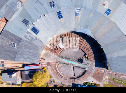28 aprile 2021, Meclemburgo-Pomerania occidentale, Passerella: Storico giradischi di fronte al deposito locomotivo nel centro di esperienza ferroviaria. (Vista aerea con un drone) il museo è stato chiuso per mesi a causa delle misure di protezione Corona. I visitatori potrebbero ammirare la tecnologia ferroviaria con numerose locomotive a vapore e diesel su un terreno di 40,000 metri quadrati con la storica locomotiva del 1896. La locomotiva celebra un anniversario speciale nel 2021: Avrà 125 anni. Se e in quale forma può essere celebrata dipende dall'ulteriore sviluppo della pandemia. Con Foto Stock