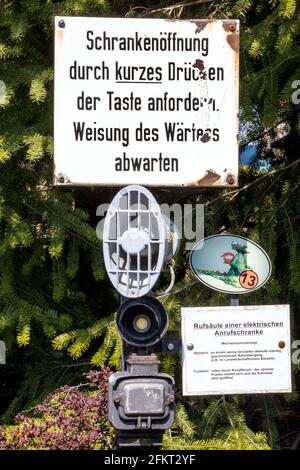 28 aprile 2021, Meclemburgo-Pomerania occidentale, Passerella: La colonna di chiamata di una barriera di chiamata si trova nel centro di esperienza ferroviaria di Lokschuppen Pomerania. Il museo è stato chiuso per mesi a causa delle misure di protezione di Corona. Sul sito di 40,000 metri quadrati con la storica locomotiva del 1896, i visitatori possono ammirare la tecnologia ferroviaria con numerose locomotive a vapore e diesel. La locomotiva celebra un anniversario speciale nel 2021: Avrà 125 anni. Se e in quale forma può essere celebrata dipende dall'ulteriore sviluppo della pandemia. Con l'apertura di Foto Stock