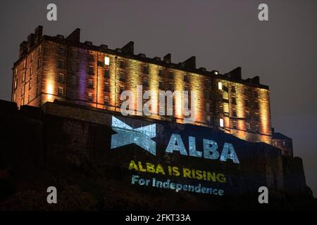 **SOTTOPOSTO A EMBARGO FINO ALLE ORE 12 MARTEDÌ 4 MAGGIO 2021** EDIMBURGO, SCOZIA, REGNO UNITO. 4 maggio 2021. NELLA FOTO: Un enorme logo Alba Party con le parole 'ALBA STA CRESCENDO PER L'INDIPENDENZA' proiettato sul lato del Castello di Edimburgo. PIC Credit: Colin Fisher/Alamy Live News Foto Stock