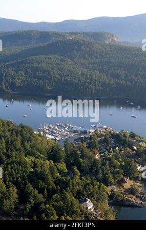 Genova Bay e Genova Bay Marina dall'alto, Vancouver Island, British Columbia, Canada. Foto Stock