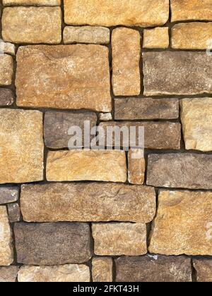 vista in primo piano verticale della parete del giardino dell'edificio in pietra naturale Foto Stock