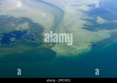 Fotografia aerea astratta di Stocking Creek e Davis Lagoon, Saltair, Vancouver Island, British Columbia, Canada. Foto Stock