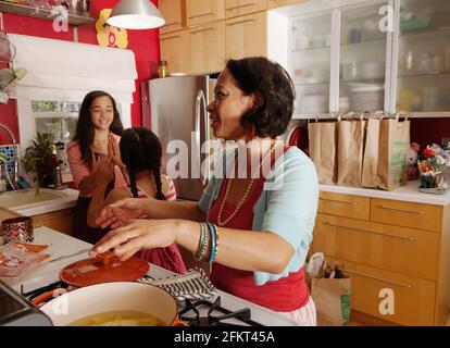 La madre e le figlie in cucina Foto Stock