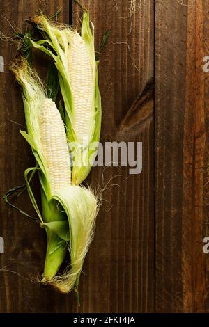 Vista aerea di due pannocchie di granoturco su tavola Foto Stock