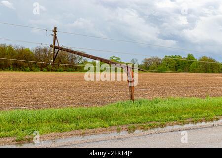 Asta elettrica e linee elettriche rotte a causa di condizioni atmosferiche avverse. Concetto di danni da tempesta, interruzione di corrente e pericolo di elettricità. Foto Stock