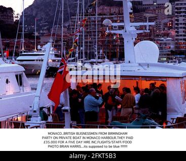 I buisnessmen britannici di Birmingham festano su una barca privata in Monaco Harbour hanno pagato ¿35000 per un noleggio di cinque giorni incluso il cibo del personale dei voli in modo che possano guardare il grande prix in stile Foto Stock