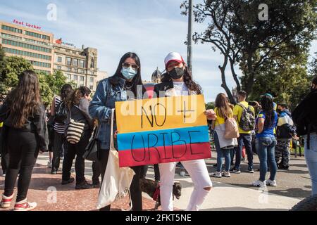 I manifestanti sono visti con una bandiera che dice, 'No mas Uribe (Alvaro Uribe, ex-presidente della Colombia dello stesso partito dell'attuale Ivan Duque Marquez)' durante la manifestazione.i Colombiani che vivono a Barcellona hanno dimostrato a sostegno dello 'sciopero incivita', Le manifestazioni che da giorni riempiono le città colombiane contro le politiche del presidente Iván Duque Márquez, tra cui la riforma laburista, la riforma sanitaria, la riforma penale e chiedere giustizia per i quasi mille casi di abusi di polizia registrati durante le marce degli ultimi giorni. (Foto di Thiago P. Foto Stock