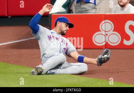 St. Louis, Stati Uniti. 04 maggio 2021. Il fielder di destra di New York Mets Michael Conforto fa una presa scorrevole su un baseball fuori della mazza di St. Louis Cardinals Harrison Bader nel terzo inning al Busch Stadium a St. Louis lunedì 3 maggio 2021. Photo by Bill Greenblatt/UPI Credit: UPI/Alamy Live News Foto Stock