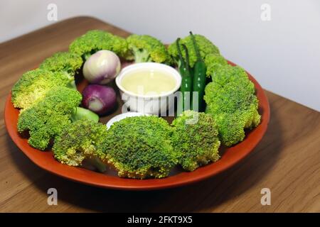 broccoli gustosi e sani a fette con brodo di spezie sul piatto Foto Stock