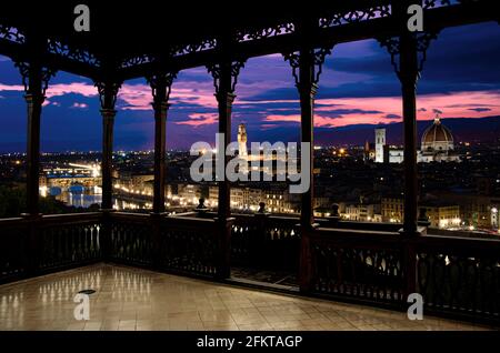 Vista da terrazza in legno o balcone illuminato di notte Firenze, Italia Foto Stock