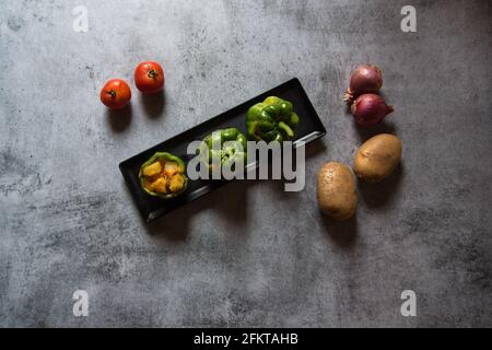 Capsicum ripieni con l'uso di fuoco selettivo su un vassoio nero Foto Stock