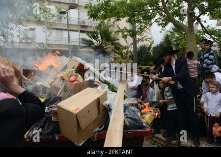 Ebrei ortodossi che bruciano pane e Chametz come parte dei preparativi per la Pasqua a Bnei Brak, Israele. Foto Stock