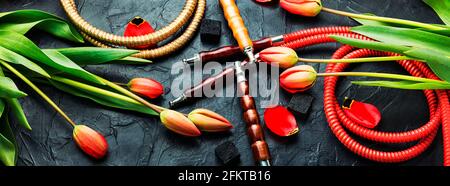 Hookah moderno per smoking.Shisha con fiore aroma.Fiore tabacco hookah. Foto Stock