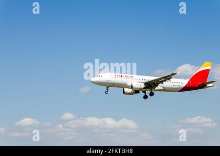 Barcellona, Spagna; 27 aprile 2019: Aereo Airbus A320 della compagnia aerea Iberia, che atterra all'aeroporto Josep Tarradellas di Barcellona-El Prat Foto Stock