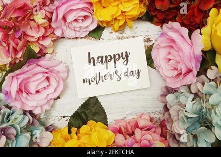 Tessera Happy Mothers Day Card con cornice a fiori colorati su sfondo in legno Foto Stock