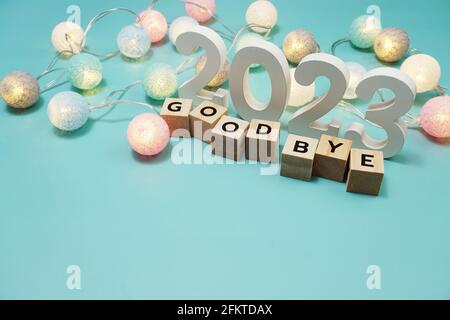 Addio 2023 lettere alfabetiche con copia spazio su sfondo blu Foto Stock
