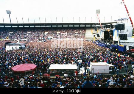 Fans im Stadioninnenraum beim Konzert der Band 'pur' in Düsseldorf, Deutschland 1996. Foto Stock