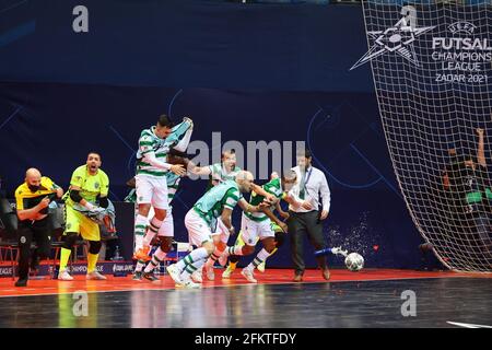 (210504) -- ZADAR, 4 maggio 2021 (Xinhua) -- i giocatori di sport CP festeggiano dopo la finale di UEFA Futsal Champions League tra Barca e Sporting CP a Zadar, Croazia, 3 maggio 2021. (Marko Dimic/Pixsell via Xinhua) Foto Stock