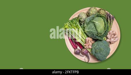 Verdure biologiche in una ciotola di frutta. Concetto di salute Foto Stock