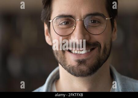 Testa ritratto girato primo piano sorridente uomo bearded in occhiali Foto Stock