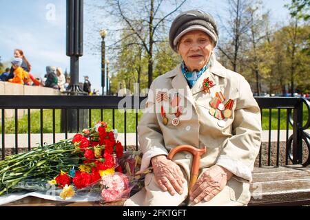 CHELYABINSK, RUSSIA, 09 MAGGIO 2017: Un veterano della seconda guerra mondiale nella Parata della Vittoria in Russia. La marcia del Reggimento immortale, 9 maggio Foto Stock