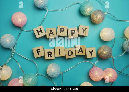 Lettera alfabetica dell'happy Friday con decorazione a sfera in cotone LED su sfondo blu Foto Stock