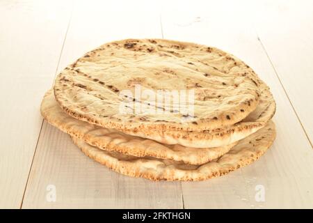 Pane pita fresco, primo piano, su un tavolo di legno. Foto Stock